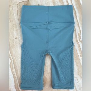 Lululemon Size 4 Reveal Short
